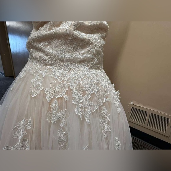 Maggie Sottero Ivory Bridal Gown - Picture 16 of 17